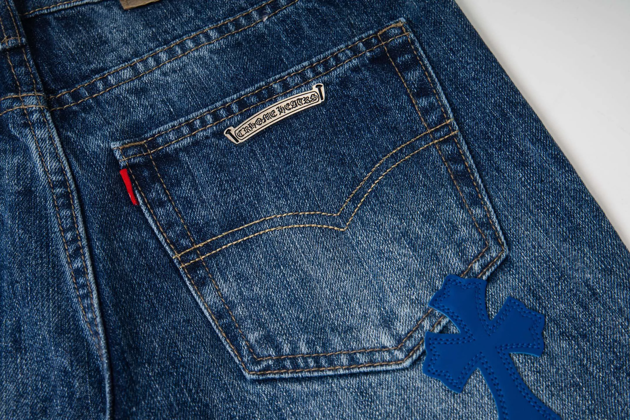 P260 Chrome Hearts Miami Limited Pants Blue Leather Cross Couple Jeans are a hot trend this season and are sought after by countless celebrities and fashionistas. The neat details of the cutting process add color to the playful fashion! The neat and meticulous design, and the well-fitting structure is unique. The upper body not only has outstanding recognition, but also looks younger and younger. A style with the ultimate wearing meaning and performance, gorgeous color matching, and the craftsmanship of this style is also extremely extraordinary. After the finished product is washed, it is disassembled and hand-made with sheepskin cross leather and then spliced ​​together to complete. The whole piece has too many craftsmanship to describe. It is decorated with patchwork cross flowers and high-waisted washed jeans! ! Absolutely high-end luxury product, a god-level single product, a super popular product, made by top heavy industry, a magic weapon that cannot be missed to hit the streets. Style number: 1832 Size: 28 30 32 34 36 Color: blue